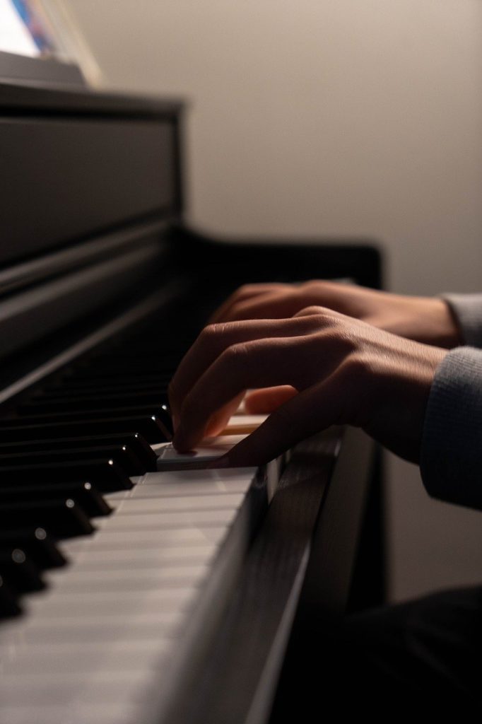 wedding pianist playing at a ceremony